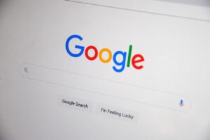 Read more about the article Jakie oprogramowanie warto mieć na komputerze? Lista niezbędnych programów w 2026 roku